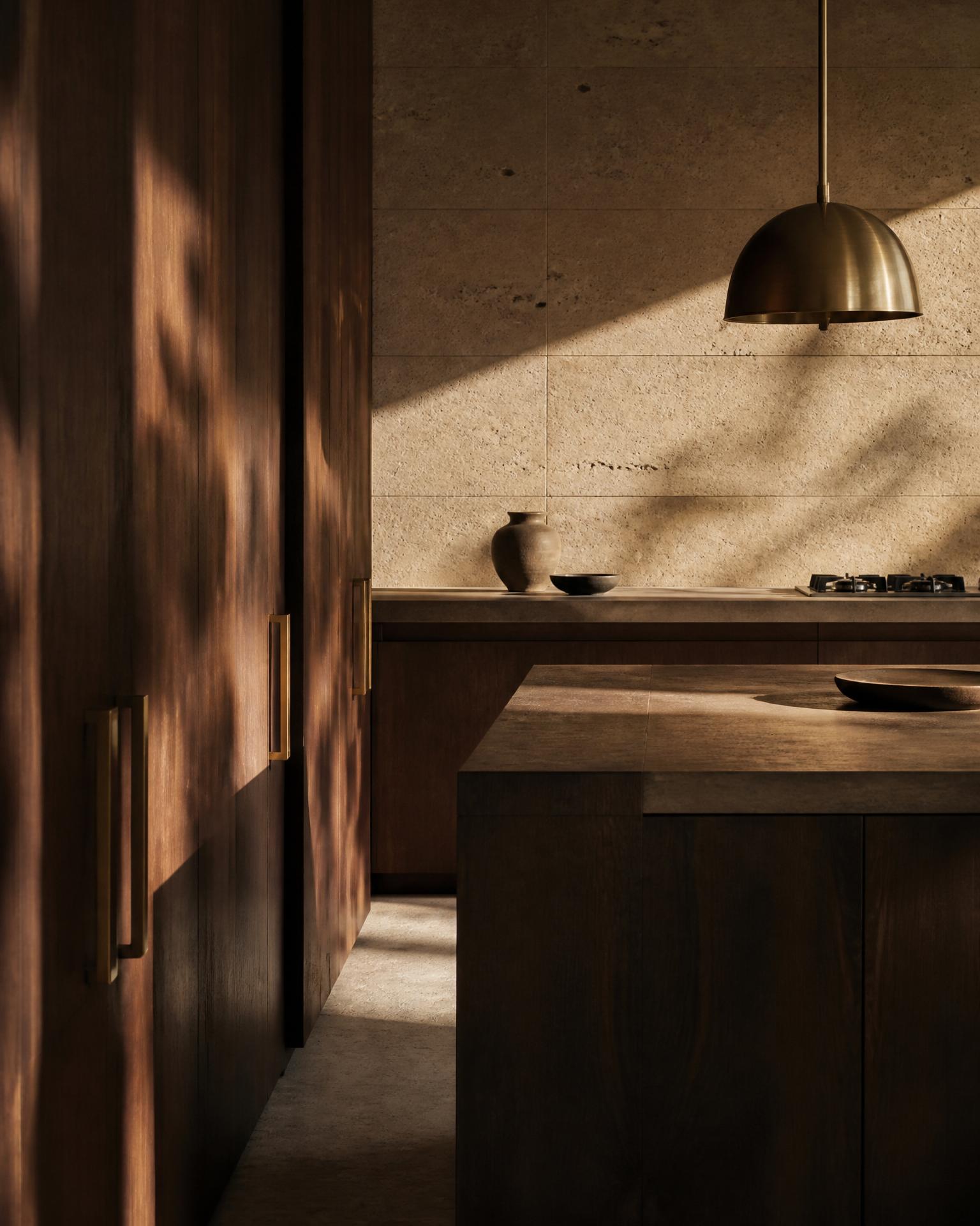Interno residenziale su misura — travertino, rovere e ottone brunito
