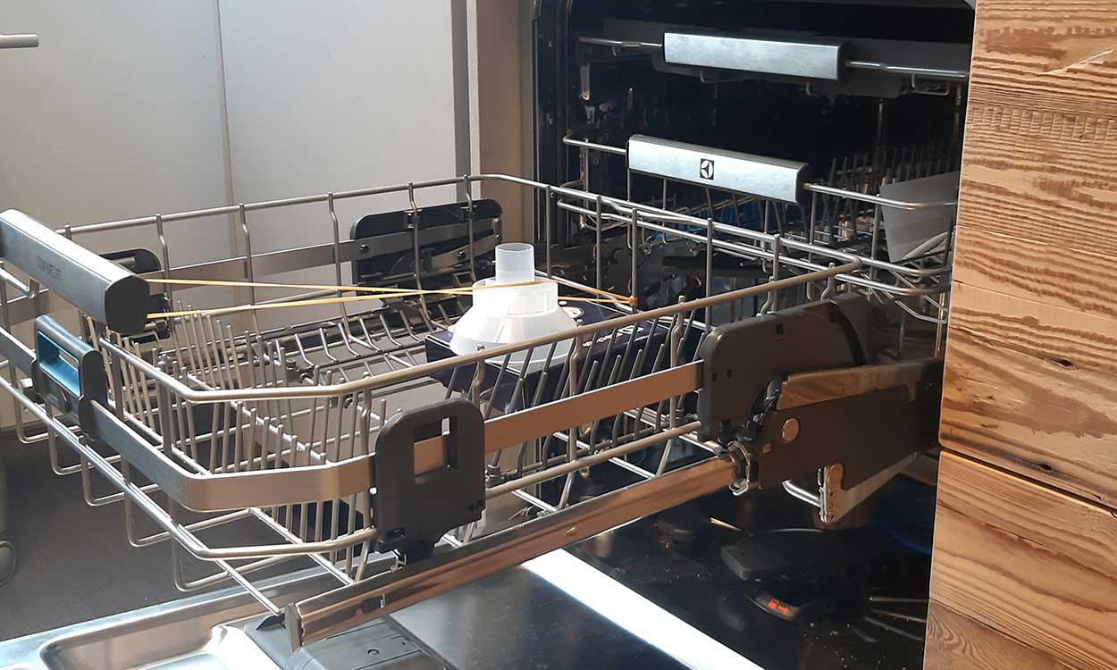 Cucina lineare su misura con lavastoviglie Electrolux con comfort lift che permette di alzare il cestello inferiore Cucina lineare su misura con lavastoviglie Electrolux con comfort lift che permette di alzare il cestello inferiore