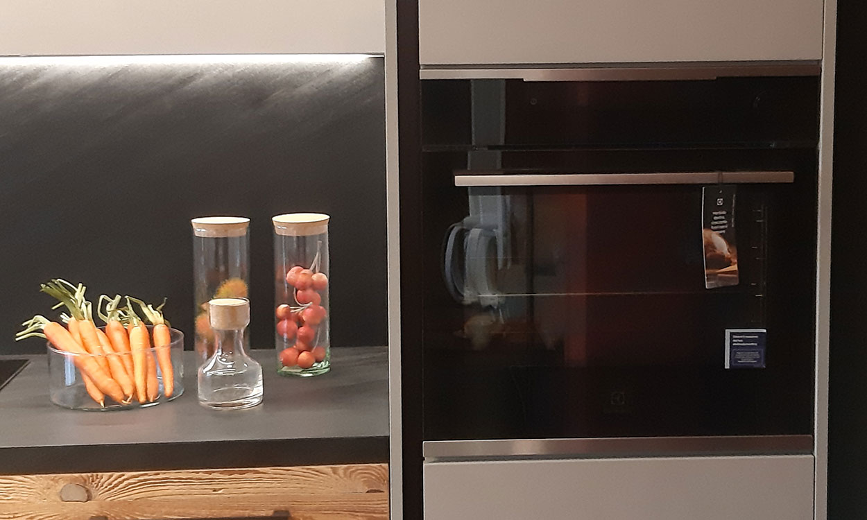Cucina su misura con forno Electrolux con cottura al vapore a Lecco, Como, Monza Brianza e Milano Cucina su misura con forno Electrolux con cottura al vapore a Lecco, Como, Monza Brianza e Milano