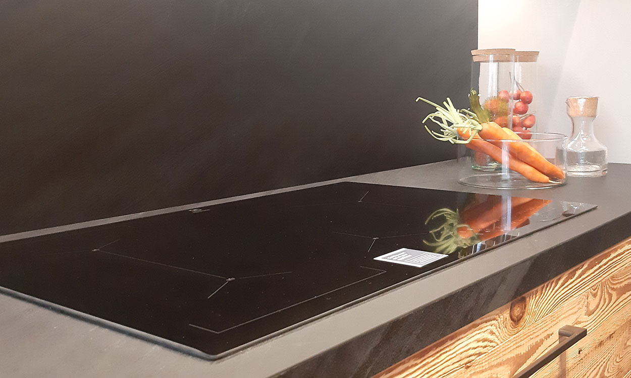 Cucina su misura in legno con piano cottura Electrolux con funzione sense boile a Lecco, Como, Monza Brianza e Milano Cucina su misura in legno con piano cottura Electrolux con funzione sense boile a Lecco, Como, Monza Brianza e Milano