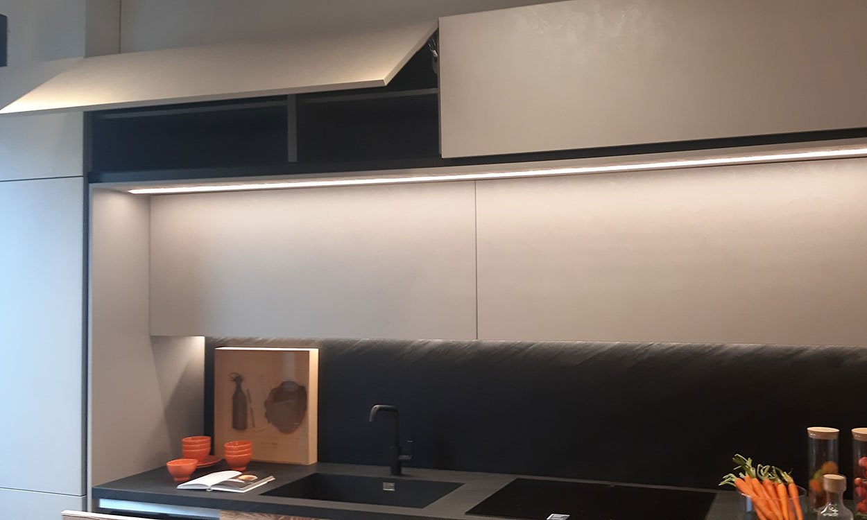 Cucine su misura con pensili con apertura a ribalta a Lecco, Como, Monza Brianza e Milano Cucine su misura con pensili con apertura a ribalta a Lecco, Como, Monza Brianza e Milano