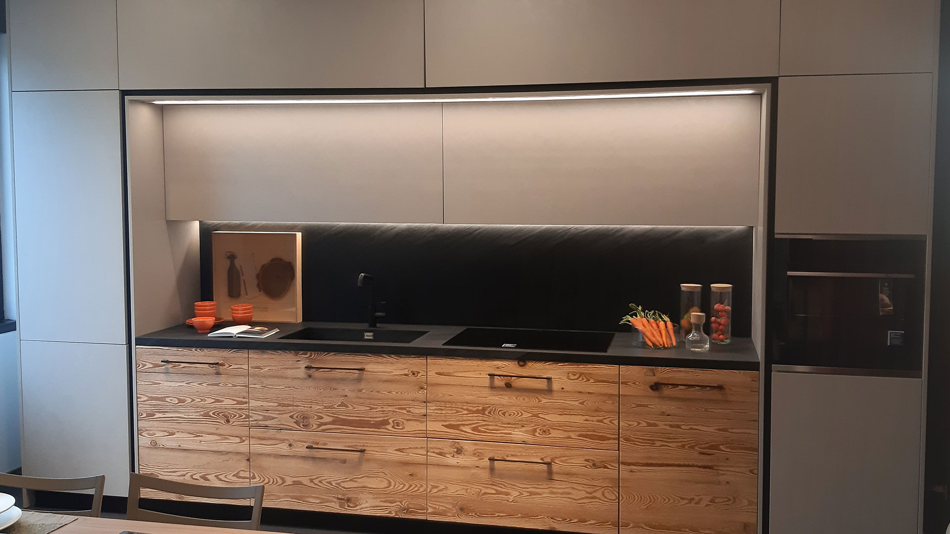 Cucina lineare su misura in legno vecchio di larice e laminato effetto calce by Conti Interior Design Cucina lineare su misura in legno vecchio di larice e laminato effetto calce by Conti Interior Design